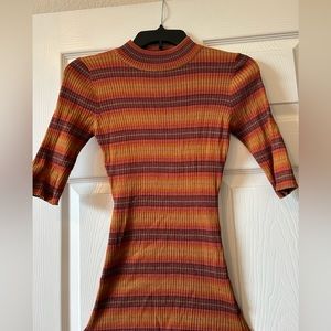 Fall colored quarter sleeve sweater.